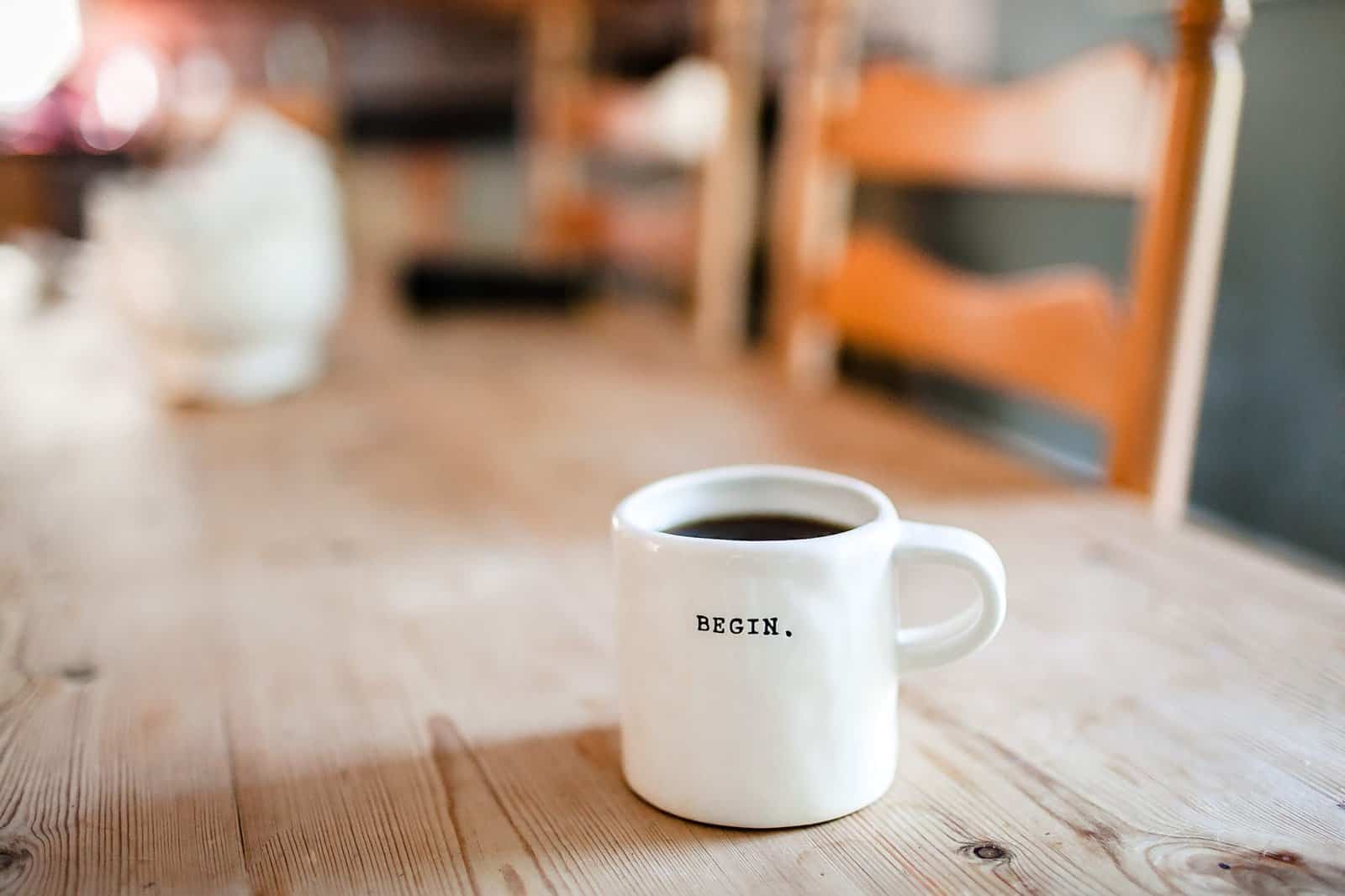 Kaffeetasse auf Tisch