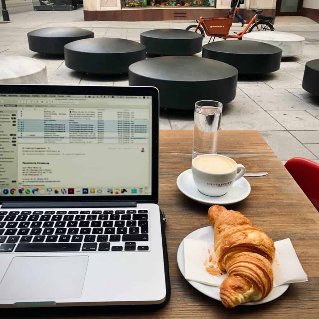 arno-senoner-GF6vc-NMWRQ-unsplash Tisch mit Tasse
